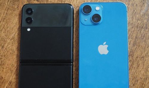 Apple iPhone 13 vs Samsung Galaxy Z Flip 4 (1).jpg